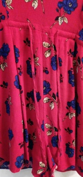 Red Romper w/ blue floral prints - Picture 4 of 6